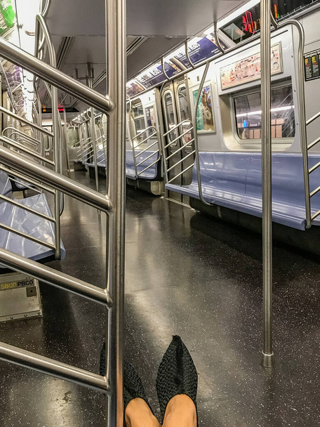 空の地下鉄の車、 1人の乗客とニューヨークの公共交通機関の列車。2020年3月 - 写真・画像
