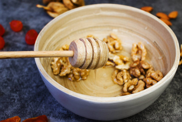 Walnoot en honingraat geïsoleerd op witte achtergrond. Voor producten met noten en honing ingrediënten. Pakketvormgevingselement met knippad - Foto, afbeelding