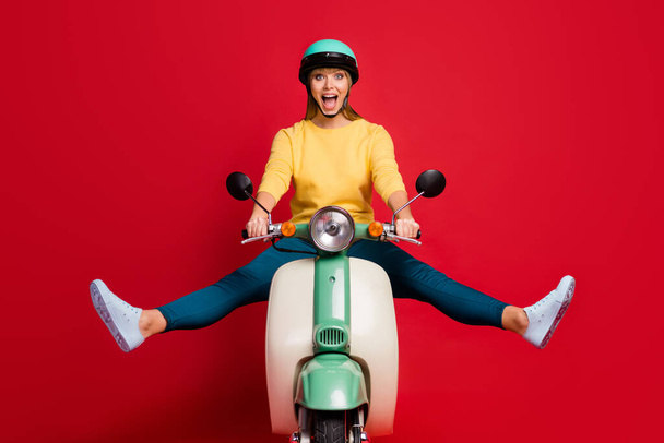 Retrato de ella ella agradable atractiva encantadora divertida alegre alegre alegre chica conduciendo ciclomotor viajar divertirse engañar aislado en brillante brillo vivo vibrante color rojo fondo
 - Foto, imagen