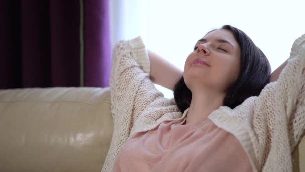 Entspanntes Frauenschläfchen hält Hände hinter dem Kopf - Filmmaterial, Video