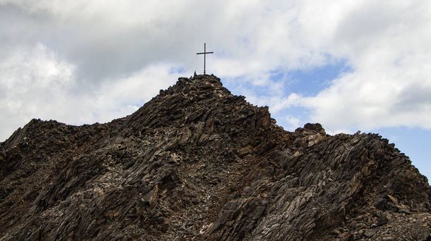 Špičkový grawand s vrcholovým křížem v tztalových alpách na hranici od jižního Tyrolska / Itálie do Rakouska - Fotografie, Obrázek