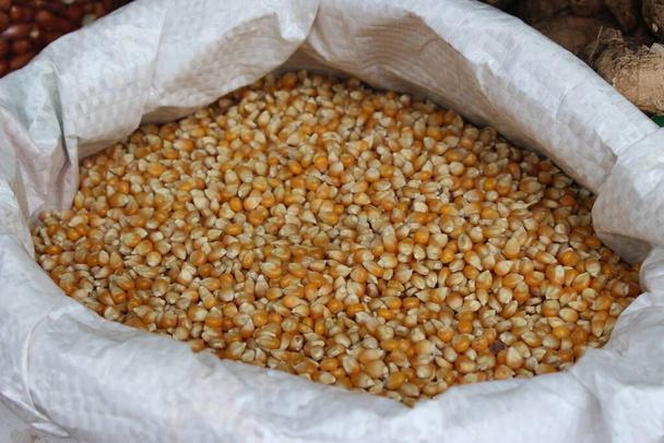 maiz en un saco del mercado - Foto, Bild