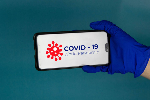 Concetto di quarantena del Coronavirus Covid-19 pandemico. Blocco note Mockup per Covid19. I dipendenti a distanza lavorano a casa per prevenire l'infezione da virus nell'epidemia di Covid-19
 - Foto, immagini