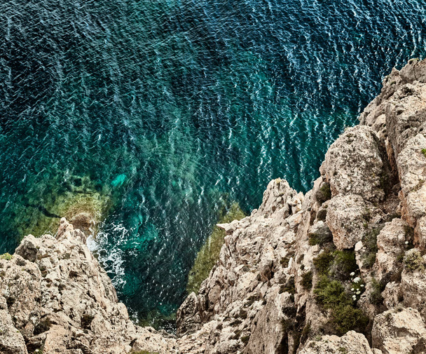 Die Landschaft des balearischen Meeres und der unwahrscheinlichen Berge, azurblaues Wasser, Blick von oben - Foto, Bild