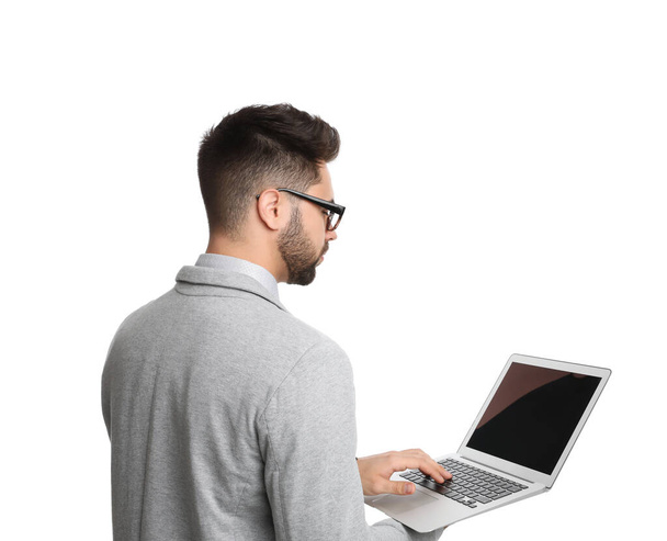 giovane uomo d'affari con laptop su sfondo bianco - Foto, immagini
