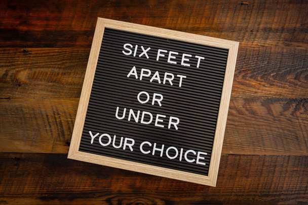 Zes voeten uit elkaar of onder uw keuze tekst op bord - Foto, afbeelding
