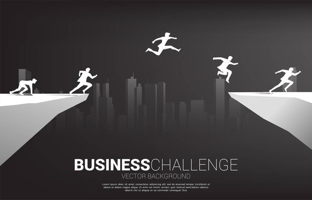 silhouette di uomo d'affari saltando sopra il divario di valle con sfondo della città. concetto di rischio di sfida aziendale
. - Vettoriali, immagini