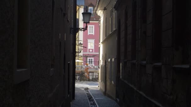 Dark alleyway leads to a tourist street in downtown Ljubljana during quarantine - Footage, Video