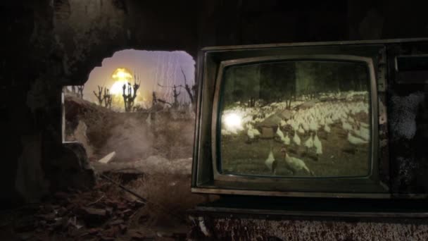 Atom Bombası, Yok Edilmiş Evdeki Retro TV ve Ekrandaki Kitle Tüketim Konsepti. Tüketim ve Küresel Isınma Kavramı. - Video, Çekim