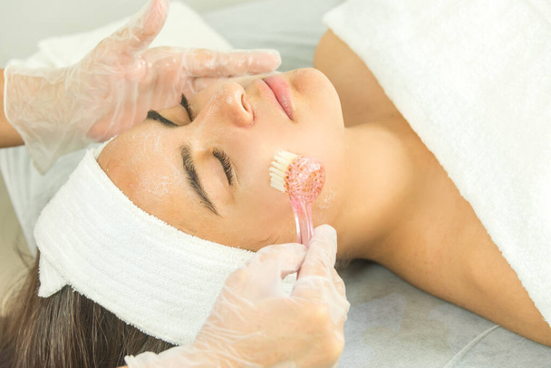 Cosmetologist especialista fazendo uma limpeza profunda facial
 - Foto, Imagem