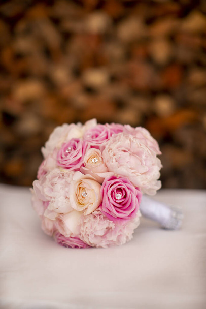 Bruiloft boeket in roze en witte rozen met strass stenen voor een bruid te zijn  - Foto, afbeelding