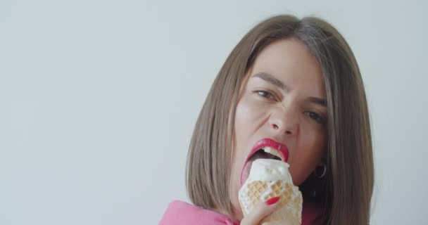 jovem mulher comer sorvete - Filmagem, Vídeo
