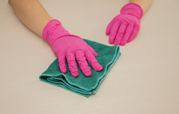 Cleaning the house. Cleaning in pink rubber gloves. Blue microfiber fabric. - Fotoğraf, Görsel
