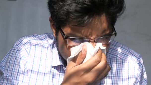 Homem doente com gripe em casa, jovem doente com febre
. - Filmagem, Vídeo