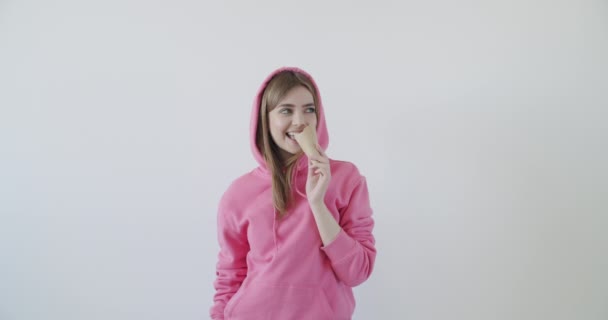 Young woman eating ice cream - Filmmaterial, Video
