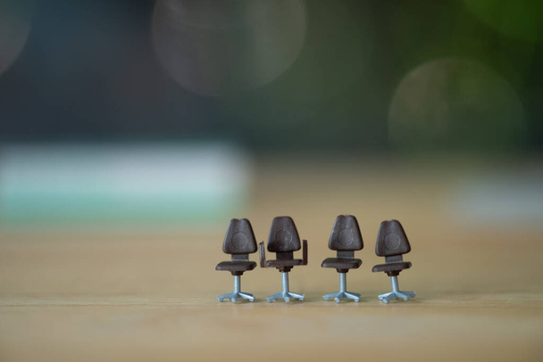 Sillas en miniatura seguidas sobre mesa de madera
 - Foto, Imagen