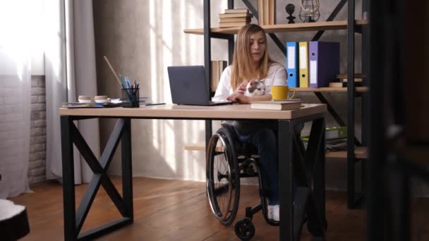 Mujer con movilidad reducida que trabaja en la oficina
 - Imágenes, Vídeo