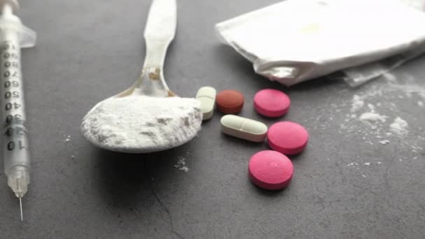 Drogenspritze und gekochtes Heroin auf Löffel, Ansicht von oben - Filmmaterial, Video