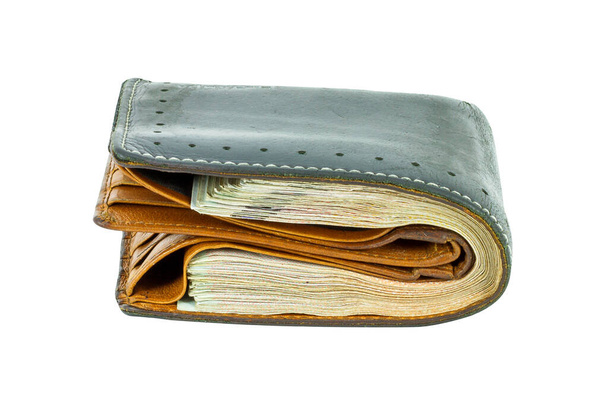 Billetera de cuero negro de los hombres con muchos billetes dinero completo aislado sobre fondo blanco - Foto, imagen