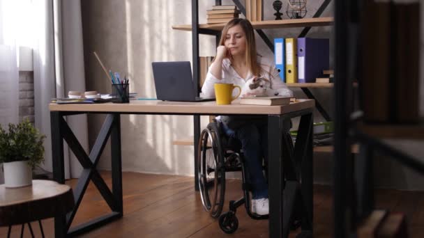 Verontrustende gehandicapte vrouw op zoek naar scherm van laptop - Video