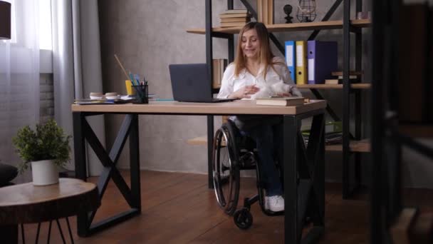 Joyful bem sucedido no negócio deficiente feminino
 - Filmagem, Vídeo