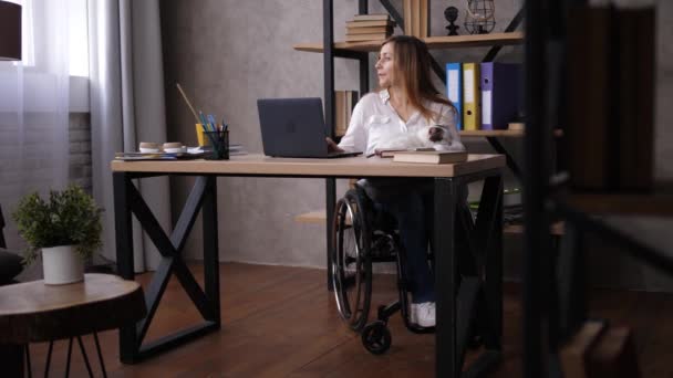 Soustředěná zdravotně postižená žena pracující v domácí kanceláři - Záběry, video