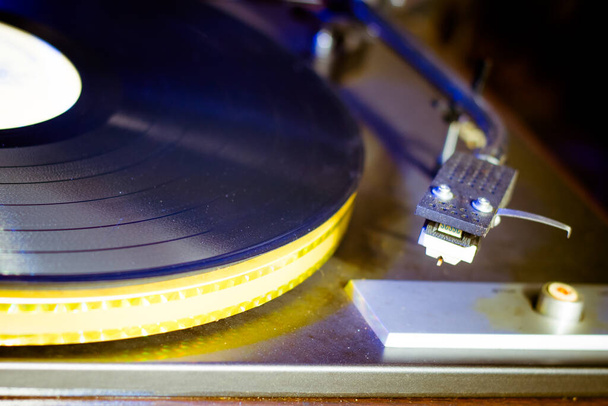 Da vicino al grammofono vintage. riprodurre vecchia canzone, giradischi vintage con disco in vinile
 - Foto, immagini