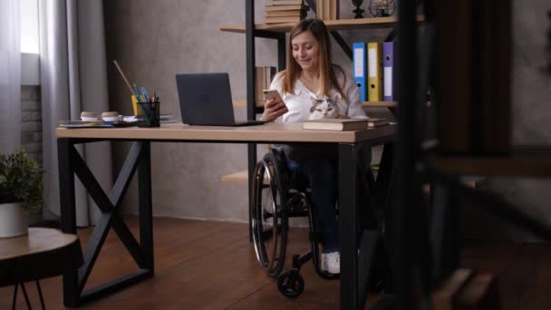 Handicapped žena čtení legrační obsah na telefonu - Záběry, video