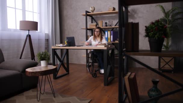 Arquitecta mujer discapacitada trabajando en proyecto
 - Metraje, vídeo