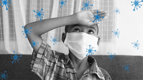 Schattig klein aziatisch jongen ziek en dragen masker - Foto, afbeelding