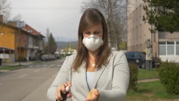 Ritratto: donna d'affari caucasica stressata si spruzza con disinfettante per le mani. - Filmati, video