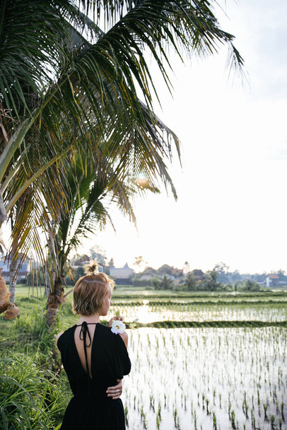 blonde blogger girl doing yoga and meditation in a rice field while traveling in Indonesia to Bali - Foto, immagini