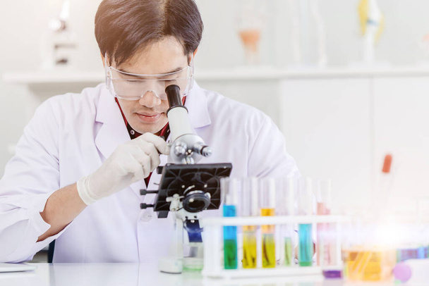 Científico asiático Doctor trabajando en laboratorio de salud médica para la investigación de la medicina de la ciencia mirando el microscopio
 - Foto, Imagen