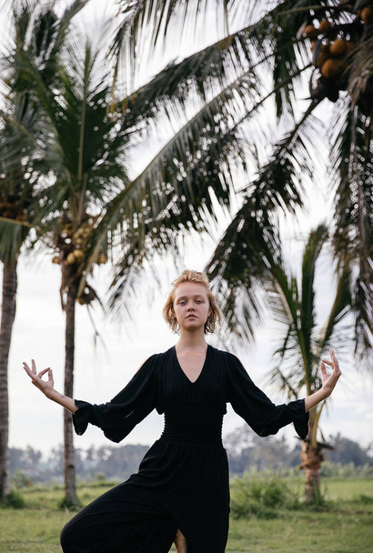 blonde blogger girl doing yoga and meditation in a rice field while traveling in Indonesia to Bali - Foto, Imagem