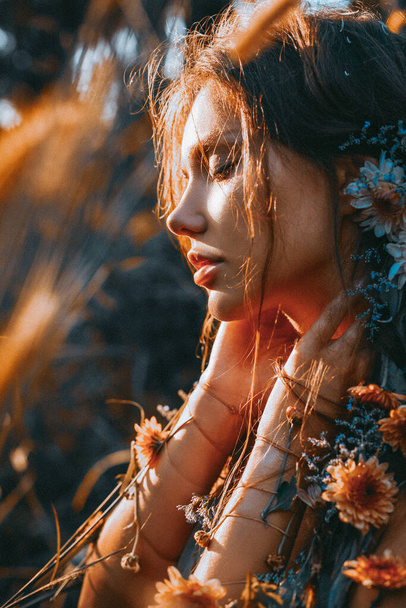 close up portrait of young and tender woman on a field at sunset - Foto, afbeelding