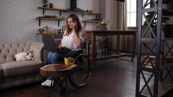 Mulher com deficiência em cadeira de rodas teletrabalho em casa
 - Filmagem, Vídeo