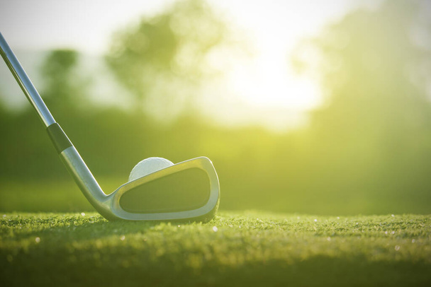 Golfmailat ja golfpallot vihreällä nurmikolla kauniilla golfkentällä, jossa on aamu-auringonpaiste.Valmiina golfiin ensimmäisessä lyhyessä.Urheilu, jota ihmiset ympäri maailmaa pelaavat lomien aikana terveydelle.. - Valokuva, kuva