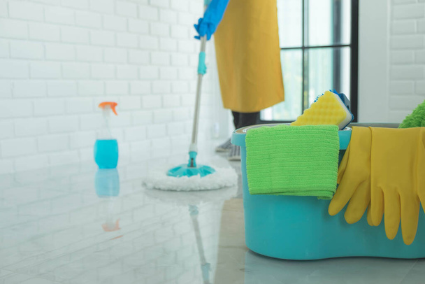 Το προσωπικό καθαρισμού χρησιμοποιεί σφουγγαρίστρες στην επιφάνεια και χρησιμοποιεί καθαριστικά, τα οποία χρησιμοποιούνται για τη θανάτωση μικροβίων και ιών. - Φωτογραφία, εικόνα