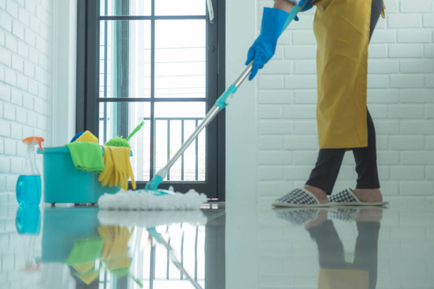 A equipe de limpeza usa esfregonas na superfície e usa agentes de limpeza, que são usados para matar germes e vírus
. - Foto, Imagem