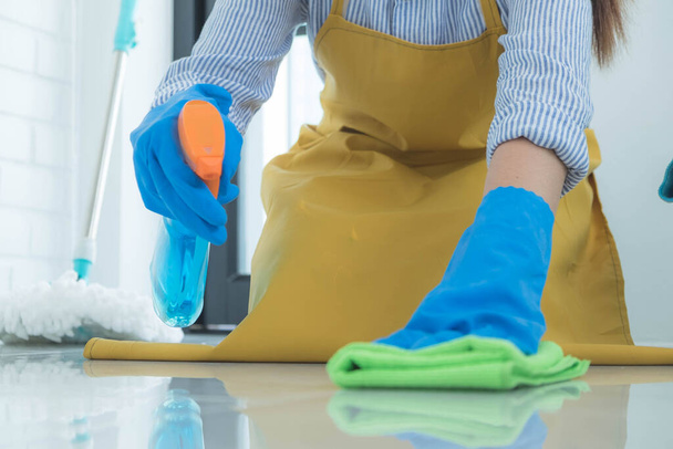 Das Reinigungspersonal verwendet Tücher auf der Oberfläche und Reinigungsmittel, die Inhaltsstoffe enthalten, um Krankheiten und Viren abzutöten. - Foto, Bild