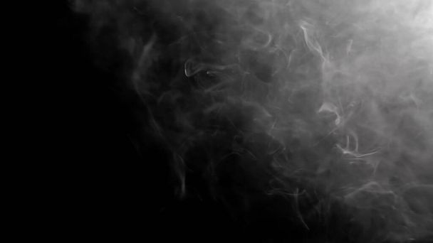 mist mist nevel rook op zwarte achtergrond - Foto, afbeelding