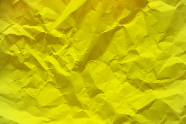 geel verfrommeld papier als achtergrond - Foto, afbeelding