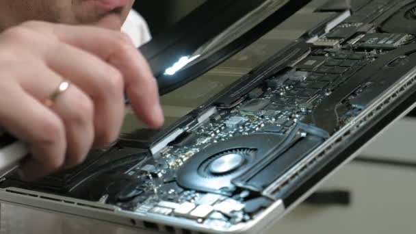 Laptop reparatie. Microchips van dichtbij - Video