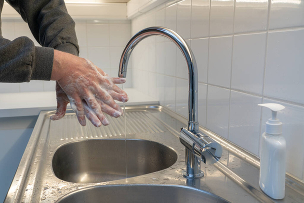 Σε αυτούς τους καιρούς της κορώνας είναι καλύτερο να πλένετε τα χέρια σας πολύ καλά και τακτικά - Φωτογραφία, εικόνα