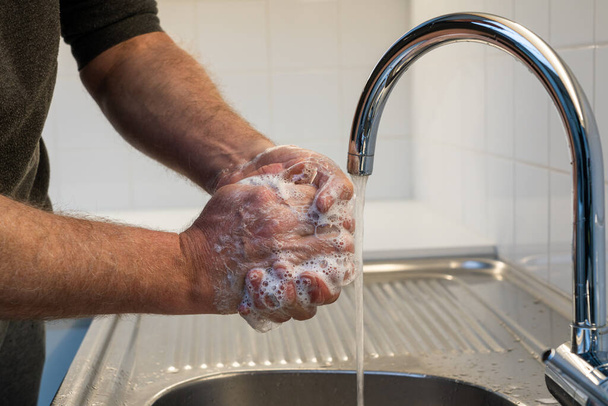 In deze corona tijden is het het beste om je handen goed en regelmatig te wassen. - Foto, afbeelding