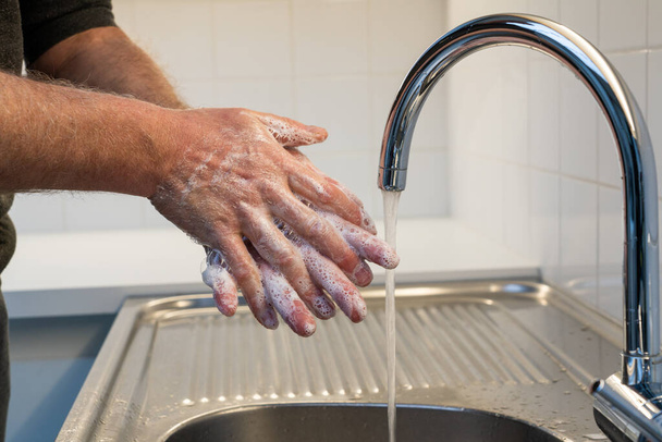 W tych czasach korony najlepiej myć ręce bardzo dobrze i regularnie. - Zdjęcie, obraz