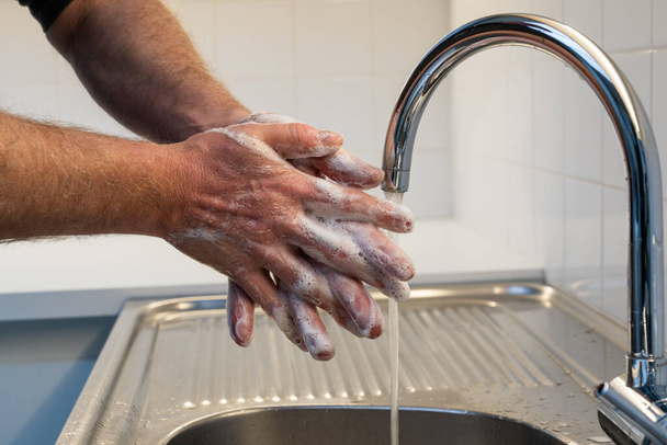 V těchto koronových časech je nejlepší si umýt ruce velmi dobře a pravidelně - Fotografie, Obrázek