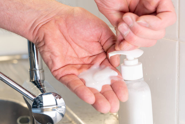 В эти коронные времена лучше мыть руки очень хорошо и регулярно
 - Фото, изображение