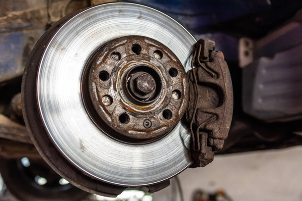 Fecho de disco de freio de carro no serviço de carro levantado para substituição 2020
 - Foto, Imagem
