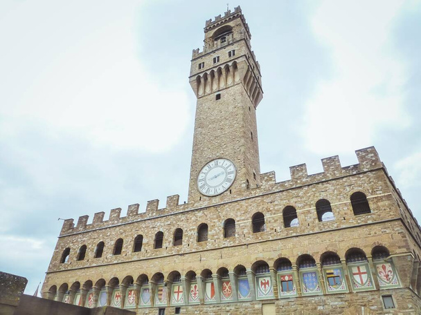 Низький кут, знятий Палаццо Веккіо у Флоренції Італія. - Фото, зображення